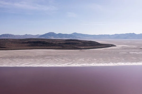Pink Lake en Great Salt Lake en Utah. Espiral Jetty en la playa árida. —  Fotos de Stock