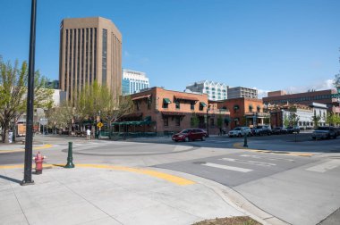 1 Mayıs 2022: Boise, Idaho, ABD. Şehir merkezindeki restoranlar ve ofis binaları.