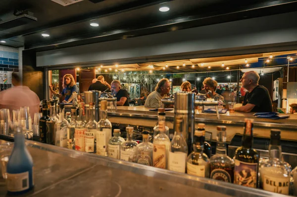 Maggio 2022 Tucson Arizona Usa Gente Siede Bar Mercato Notturno — Foto Stock