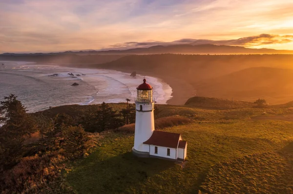 Cape Blanco Deniz Feneri Güney Oregon Sahili 'nde gün doğumunda. 