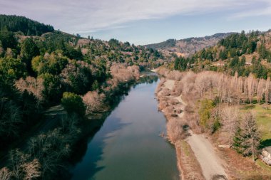 Brookings, Oregon, ABD 'deki Chetco River. Hava resmi. 