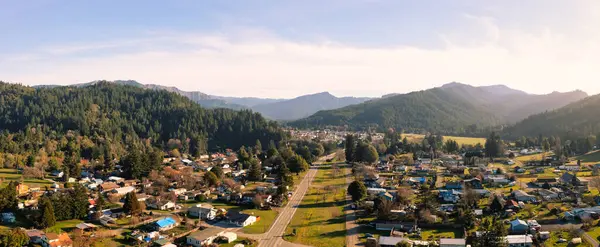 Powers, Oregon, ABD. Güneşli öğleden sonra İHA panoraması. 