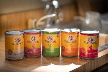 5 Haziran 2022 - Tucson, Arizona, ABD. Çeşitli aromalı tahılsız sağlık ürünleri ev mutfağında, lavabonun yanında..