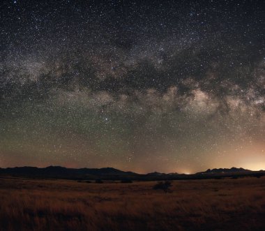 Samanyolu Galaksisi, Arizona 'daki Sonoita İmparatorluğu Vadisi üzerinde. Las Cienegas Ulusal Koruma Alanı sıcak bir yaz gecesinde yıldızların altında.