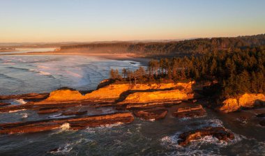 Yoakam Point, Oregon sahilinde gün batımında. Coos Körfezi yakınlarındaki kıyı şeridi. 