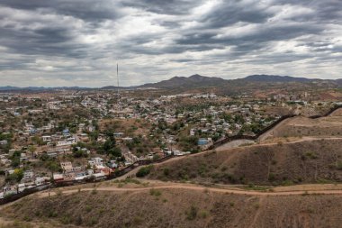 Nogales Arizona 'daki ABD Meksika sınırı. İki ülkeyi ayıran sınır çiti. 