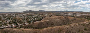 Nogales, Arizona 'daki ABD Meksika sınır çitlerinin hava görüntüsü. İHA panoraması. 
