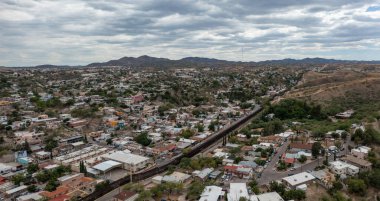 Nogales, Arizona ve Sonora 'da ABD ile Meksika arasındaki uluslararası sınır. 
