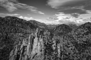 Engebeli Arizona dağı. Lemmon Dağı gökyüzü adası ve zirveler. Siyah ve beyaz resim. 