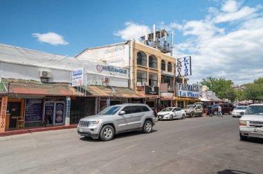 Nogales, Meksika. 8 Temmuz 2022, Nogales, Sonora Mexico 'daki eczane ve diğer dükkanlar. Sınırın güneyindeki Meksika şehri.