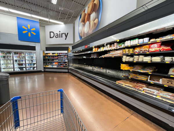 Грин Вэлли, Аризона, 10 июля 2022 года. Пустые молочные полки в продуктовом магазине Walmart. Разрушение цепочки поставок. Глобальная торговля 2022.