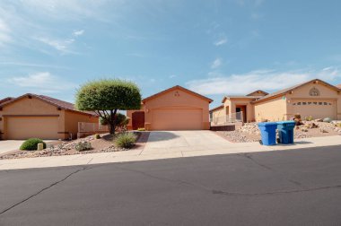 Yeşil Vadi, Arizona 'daki evlerin önünde mavi çöp tenekeleri var.. 