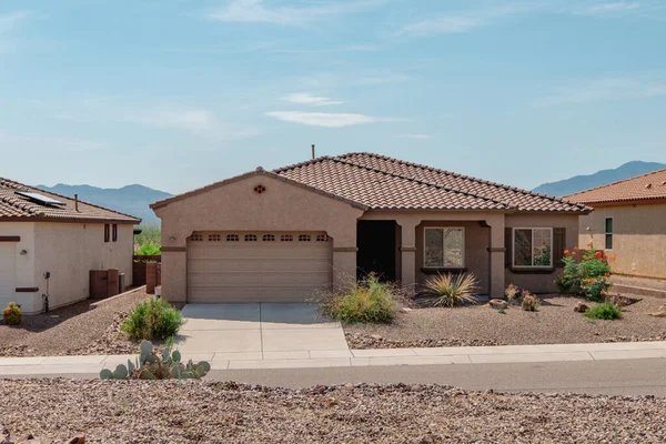 Güney Arizona 'da Xeriscape pelerinli bir çöl evinin sokak manzarası.