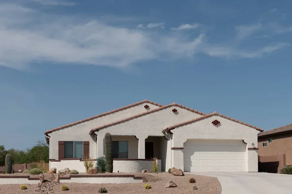 Güney Arizona 'da Xeriscape pelerinli bir çöl evinin sokak manzarası.