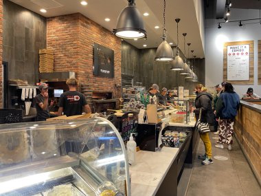 10 Ekim 2021, Flagstaff Arizona USA. Pie Pizza Pizzeria 'nız yerel halk ve turistler için popüler bir yer. Glütensiz ve vegan seçenekleri. 
