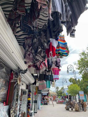 Nogales, Meksika. 8 Temmuz 2022, İspanyol satıcılar, dükkanlar ve işletmeler geleneksel el yapımı hediyeler ve hediyelik eşyalar satıyorlar..