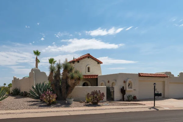 Tucson Arizona 'da, ön bahçesinde palmiye ağacı olan ev.. 