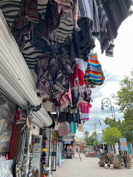 Nogales, Meksika. 8 Temmuz 2022, İspanyol satıcılar, dükkanlar ve işletmeler geleneksel el yapımı hediyeler ve hediyelik eşyalar satıyorlar..