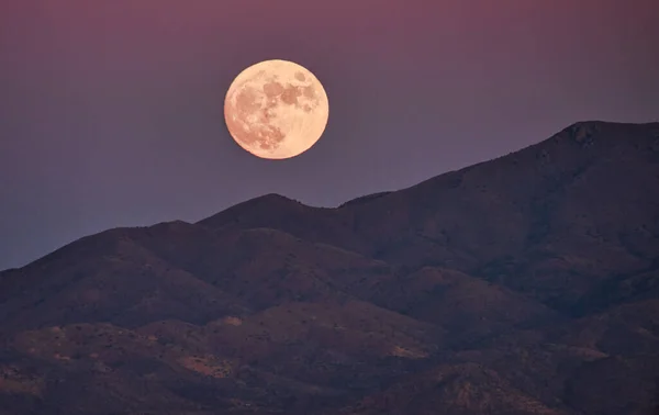 Arizona dağlarında yükselen Avcı ayı kısmen bulutlarla kaplı.. 