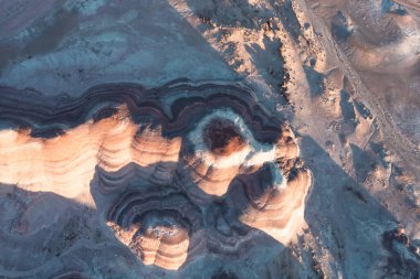 Mars, Utah, ABD gibi görünen kırmızı katmanlı kaya ve kayalar, insansız hava aracı görüntüsü 