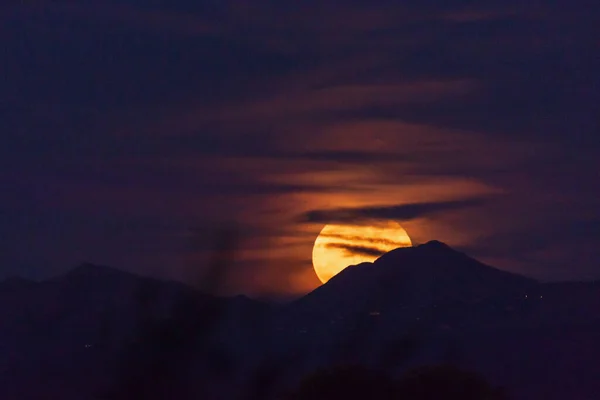Large Harvest Moon Rising Arizona Mountains Partially Covered Clouds — Zdjęcie stockowe