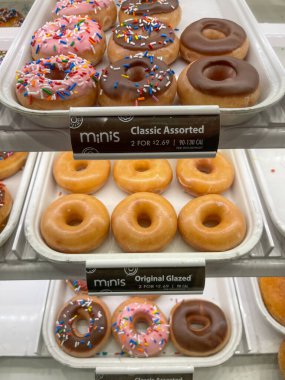 14 Temmuz 2022, Tucson Arizona, ABD. Ünlü Krispy Kreme çilekli buzlu şekerli donutlar ve çikolatalı kremalı çörekler satılık.. 