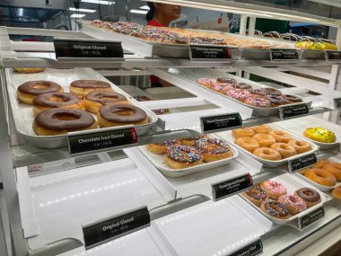 14 Temmuz 2022, Tucson Arizona, ABD. Ünlü Krispy Kreme çörekleri vitrinde.
