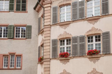  Basel yakınlarındaki Rheinfelden 'in tarihi eski binalarının manzarası. Evlerin mimari dişleri. 