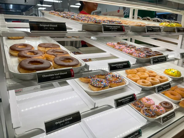 14 Temmuz 2022, Tucson Arizona, ABD. Ünlü Krispy Kreme çörekleri vitrinde.