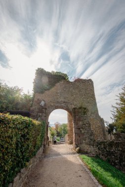 Loerrach, Almanya 'daki Roetteln Kalesi' nin eski kapısı.. 