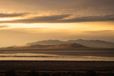 Büyük Salt Lake, Utah, ABD 'de inanılmaz bir gün batımı..