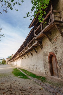 İsviçre, Basel 'de kuleleri ve siperleri olan eski ortaçağ şehir duvarı..