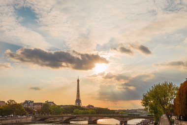 Günbatımında Eyfel Kulesi Paris, güzel bulutlarla geniş açı. 
