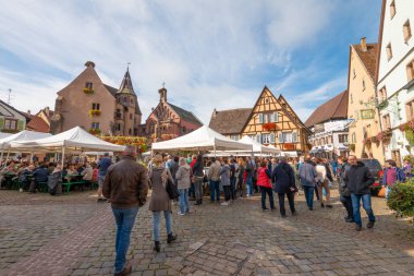 10 Ekim 2017, Equisheim, Fransa. Turistler Fransa 'nın tarihi Alsace kentini geziyorlar.. 