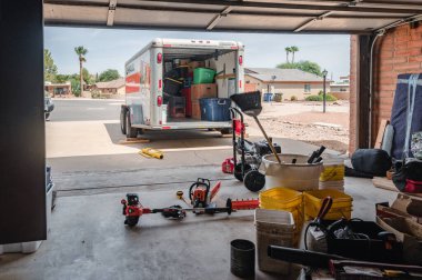 Green Valley Arizona, 23 Temmuz 2022. Bir garajın önündeki U-Haul karavanı taşınacak eşyalarla dolu..