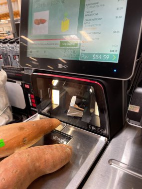 Green Valley, Arizona 'da. 22 Temmuz 2022. Marketteki kendi kendini kontrol eden makine yüksek miktarda para gösteriyor. Gıda enflasyonu, yaşam maliyeti, fiyat artışı, artan gıda maliyeti kavramı.