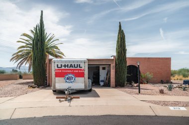 Green Valley Arizona, 23 Temmuz 2022. U-Haul bir konutun önüne park etmiş karavan taşıyor.. 