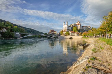 Aarburg Şatosu, İsviçre, Avrupa manzarası. İsviçre 'nin tarihi ve turistik beldesi. 