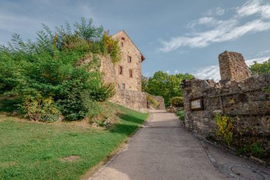 Loerrach 'taki Roetteln Kalesi - Kara Orman, Baden-Wuerttemberg, Almanya. Dikey resim. 