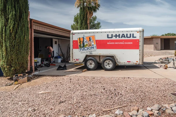 Green Valley Arizona, 23 Temmuz 2022. U-Haul bir konutun önüne park etmiş karavan taşıyor.. 