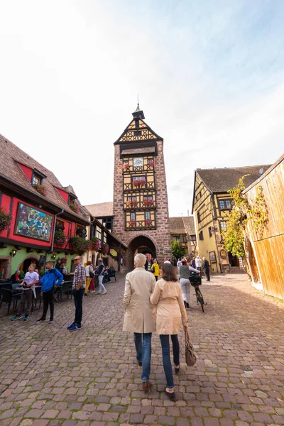 October 2017 Equisheim France Tourists Sightseeing French Alsace Historic Town — Foto de Stock