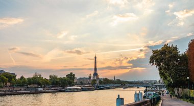 Günbatımında Eyfel Kulesi Paris, güzel bulutlarla geniş açı. 