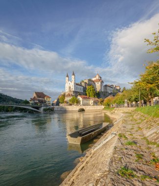 Aarburg Şatosu, İsviçre, Avrupa manzarası. Aare nehrinin kıyısında bir balıkçı teknesi. 
