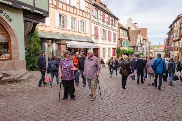 October 2017 Equisheim France Tourists Wander Streets Charming Village Eguisheim — Foto de Stock
