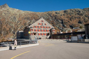 Guttannen, İsviçre - 17 Ekim 2017. İsviçre 'nin Valais kentindeki Guttannen yakınlarındaki tarihi Alpine Hotel Grimsel Hospital.