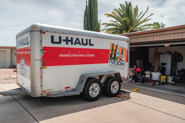 Green Valley Arizona, 23 Temmuz 2022. U-Haul bir konutun önüne park etmiş karavan taşıyor.. 
