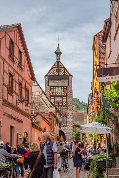 October 2017 Equisheim France Tourists Wander Streets Charming Village Eguisheim — Foto de Stock