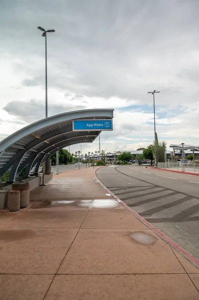 Στάση Λεωφορείου Στο Διεθνές Αεροδρόμιο Tucson Αριζόνα Ηπα Κάθετη Εικόνα — Φωτογραφία Αρχείου