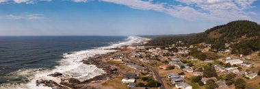 Oregon 'un merkezindeki Yachat kasabası. 101. Otoyol kasabadan geçiyor. Hava Panoraması. 