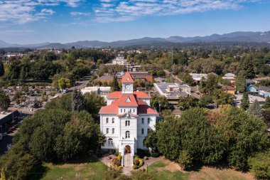 Corvallis, Oregon 'daki Benton Adliyesi. Tamamlanmış resim. 